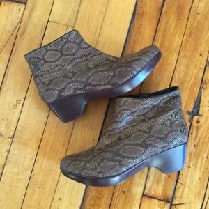 Python print ankle booties ❣️
